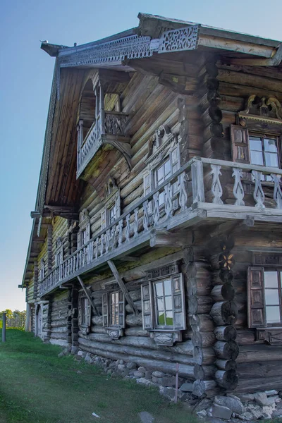 Tarihi, mimari ve etnografik açık hava müze rezervi Kizhi. Adanın varlıklı bir sakininin büyük ahşap evi manzaralı.