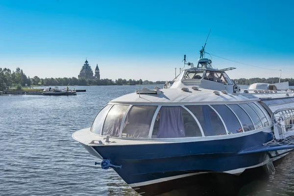 Onega Gölü 'nde hidrofolyo meteor ya da kuyruklu yıldız. Gemi rıhtımda. Arka planda adanın antik mimarisi