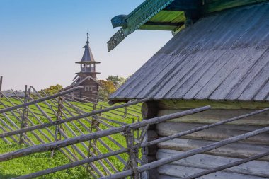 Tarihi, mimari ve etnografik açık hava müze rezervi Kizhi. Arka planda ahşap kilise. Ön planda ahşap bir çiftlik binasının köşesi var.