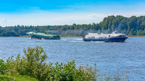 Onega Gölü 'nde hidrofolyo meteor ya da kuyruklu yıldız. İki gemi göl boyunca birbirine doğru hareket ediyor. Yeşil kıyıların etrafında