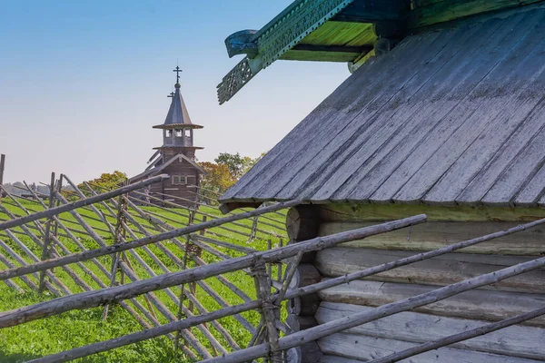Tarihi, mimari ve etnografik açık hava müze rezervi Kizhi. Arka planda ahşap kilise. Ön planda ahşap bir çiftlik binasının köşesi var.