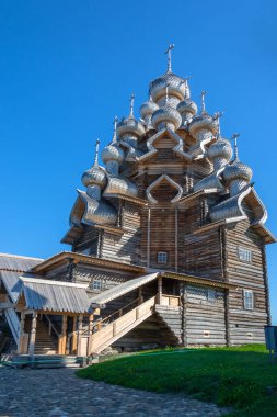 Tarihi, mimari ve etnografik açık hava müze rezervi Kizhi. İçeriden ahşap bir kiliseye, çan kulesine ve Onega Gölü 'ndeki bir adaya yakın çekim. Taş yol.