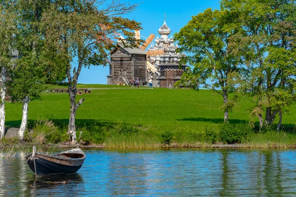 夏の晴れた日にオンガ湖のキジ島の風景 手前の木製漁船 背景には ヴィンテージの木製のミル 教会があります — ストック写真
