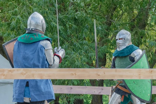 Zwei Ritter Schwerer Mittelalterlicher Rüstung Kämpfen Mit Schwertern Geschützt Werden — Stockfoto
