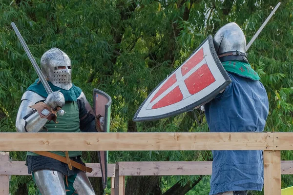 Dos Caballeros Pie Pesada Armadura Medieval Luchan Con Espadas Están — Foto de Stock