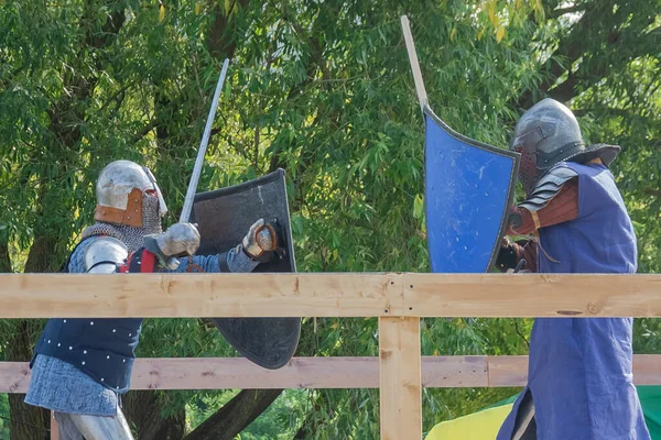 Δύο Ιππότες Πεζοί Βαριά Μεσαιωνική Πανοπλία Πολεμούν Σπαθιά Προστατεύονται Από — Φωτογραφία Αρχείου