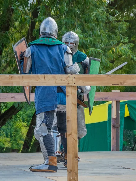Dva Rytíři Těžkém Středověkém Brnění Bojují Meči Chrání Železné Přilby — Stock fotografie