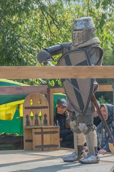 Tver Russia September 2020 Knight Heavy Medieval Armor Prepares Fight — Stock Photo, Image