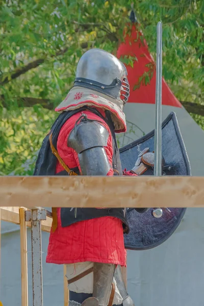 Рыцарь Тяжёлых Средневековых Доспехах Готовится Сражаться Противником Мечами Защищен Железным — стоковое фото