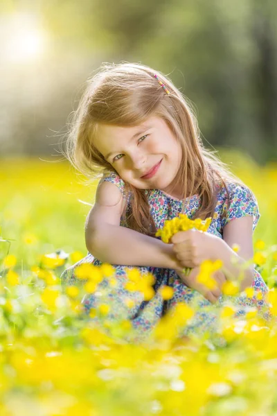 Niña feliz en el prado floreciente — Foto de Stock
