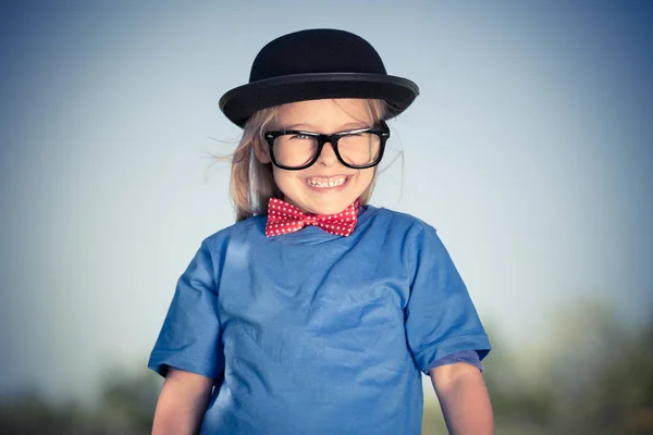 Divertido niña feliz en corbata de lazo y sombrero de jugador de bolos . —  Fotos de Stock