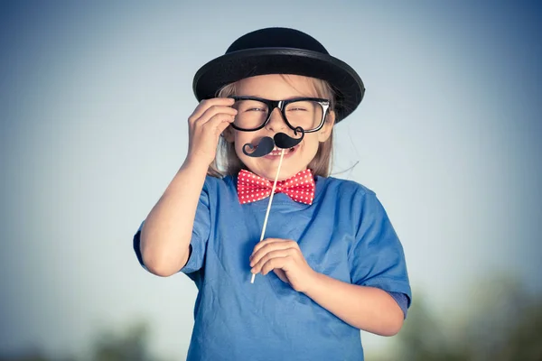 Divertido niña feliz en corbata de lazo y sombrero de jugador de bolos . —  Fotos de Stock