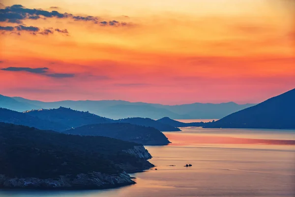 Pôr do sol sobre o mar na Grécia — Fotografia de Stock
