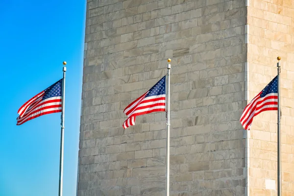 Флаги рядом с памятником Вашингтону, США — стоковое фото
