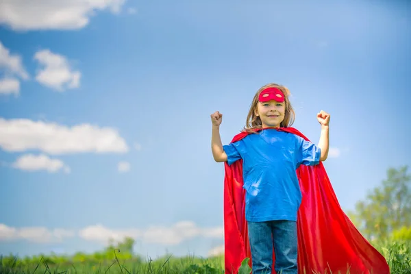 Engraçado menina jogando poder super herói . — Fotografia de Stock