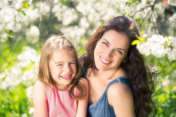 Madre e hija en el soleado parque —  Fotos de Stock