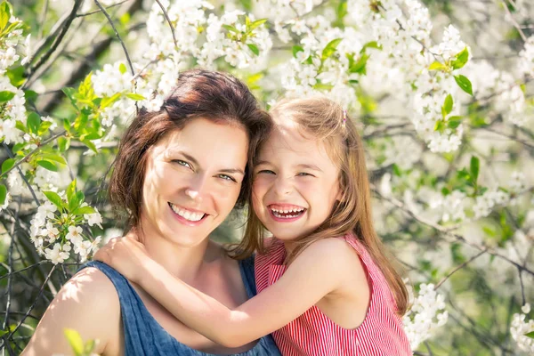 Mother Daughter Spring Cherry Blossom Park — Stock Photo, Image