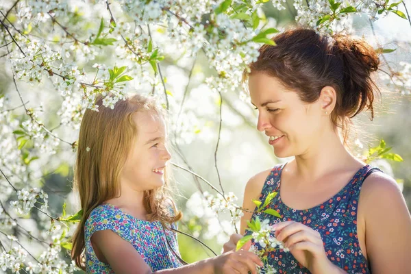 Mother and daughter in sunny park — Stock Photo, Image