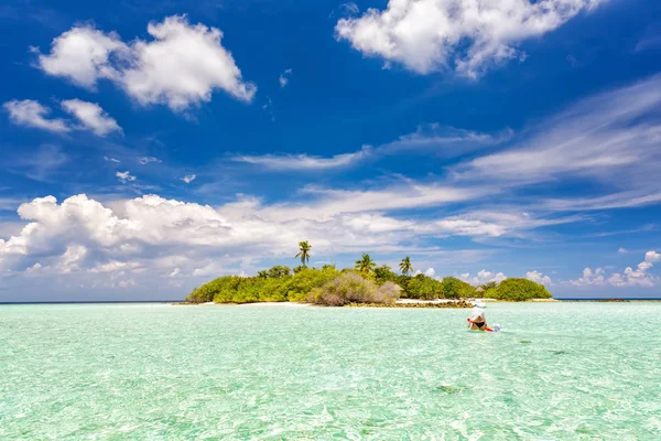 Pequeña isla en el océano en Maldivas — Foto de Stock