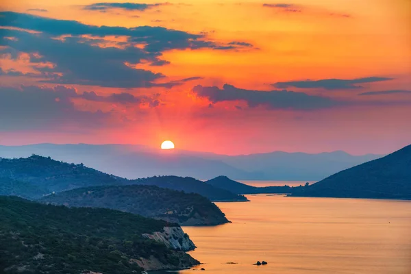 Ηλιοβασίλεμα στη θάλασσα στην Ελλάδα — Φωτογραφία Αρχείου