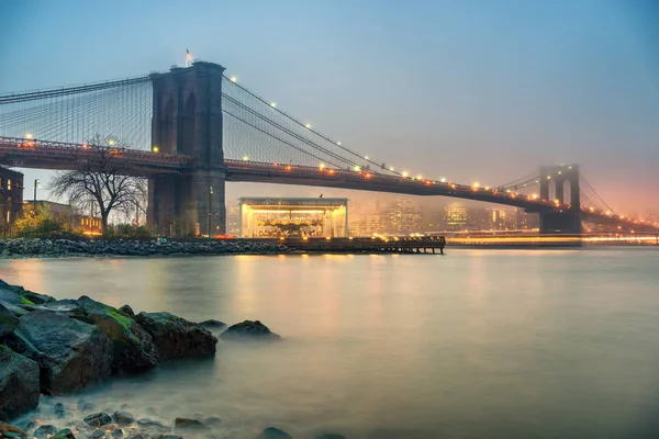 Brooklyn bridge at foggy evening — Stock Photo, Image