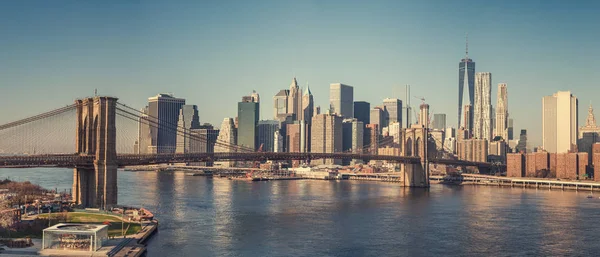 ニューヨーク市の晴れた日のブルックリン橋とマンハッタン — ストック写真