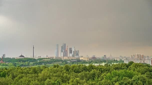 Letecký wiev na Moscow city na deštivé letní den — Stock video