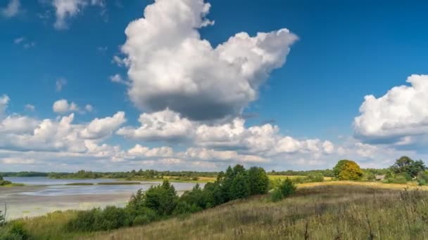 Chmury nad jeziorem w słoneczny dzień - 4 k upływ czasu — Wideo stockowe