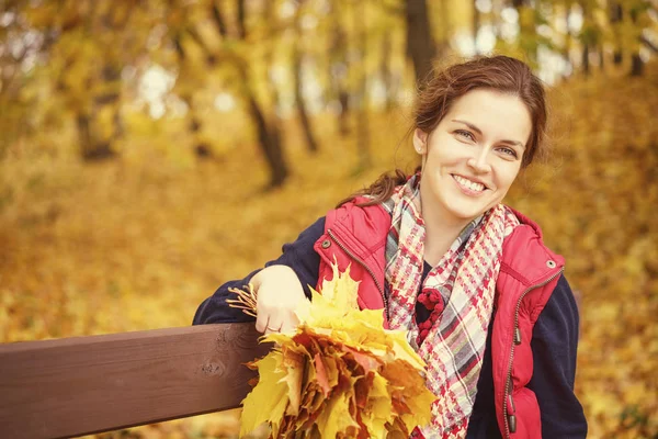 Portrait of young beautiful woman in autumn park — Stock Photo, Image