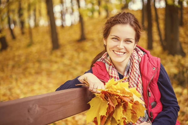 Ritratto di giovane bella donna nel parco autunnale — Foto Stock