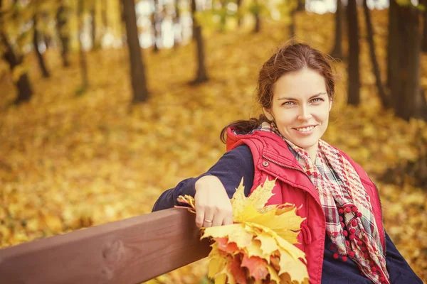 Portret młodej pięknej kobiety w jesiennym parku — Zdjęcie stockowe