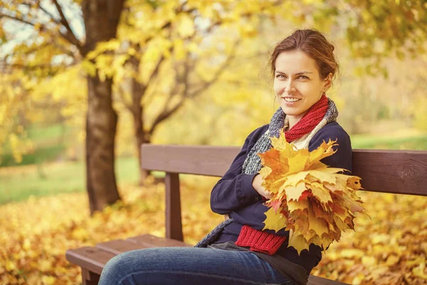 Portret van jonge mooie vrouw in herfstpark — Stockfoto