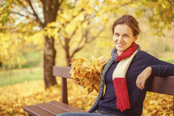 Retrato de la joven hermosa mujer en el parque de otoño — Foto de Stock