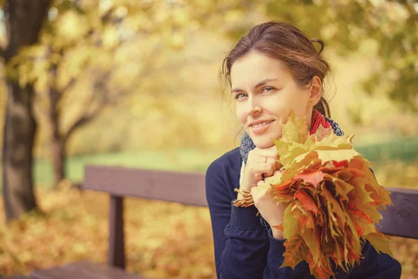 秋の公園の若い美しい女性の肖像画 — ストック写真