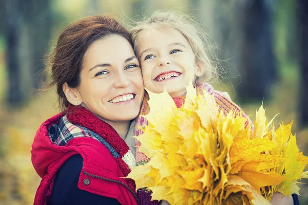 Madre e hija en el parque de otoño —  Fotos de Stock