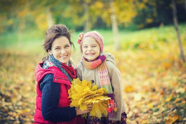 妈妈和女儿在秋天的公园 — 图库照片