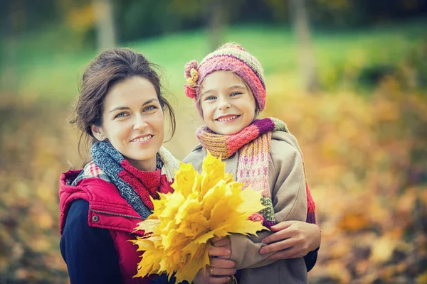 秋の公園の母と娘 — ストック写真