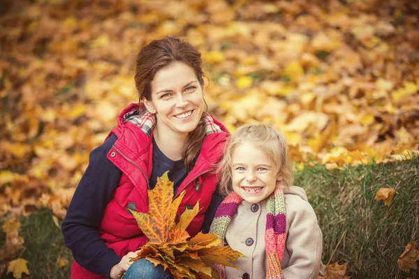 Mãe e filha no parque de outono — Fotografia de Stock