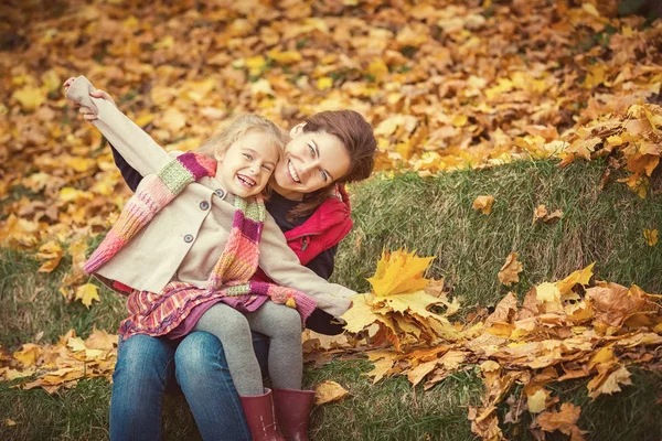 Mother and daughter in the autumn park — Stock Photo, Image