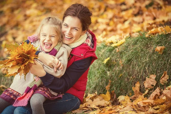 Mãe e filha no parque de outono — Fotografia de Stock