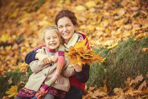 Anne ve kızı sonbahar parkında. — Stok fotoğraf
