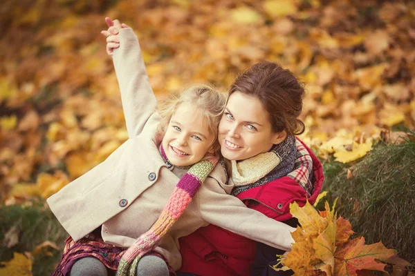 Madre e hija en el parque de otoño — Foto de Stock