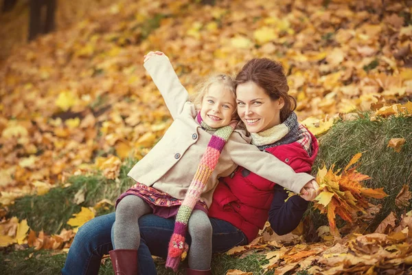 Mère et fille dans le parc d'automne — Photo