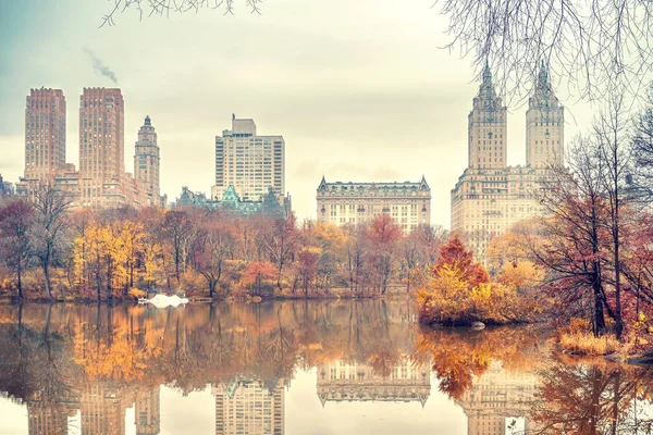 Central park at autumn morning — Stock Photo, Image
