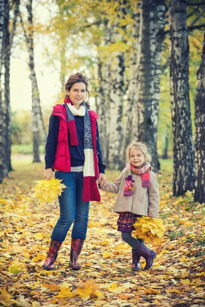 Madre e hija en el parque de otoño —  Fotos de Stock