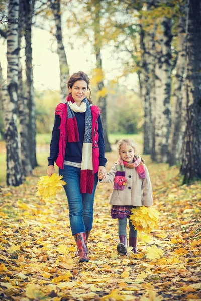 Anne ve kızı sonbahar parkında. — Stok fotoğraf