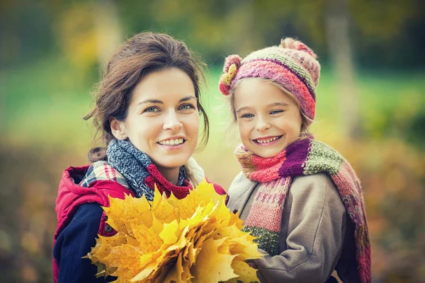 Mãe e filha no parque de outono — Fotografia de Stock