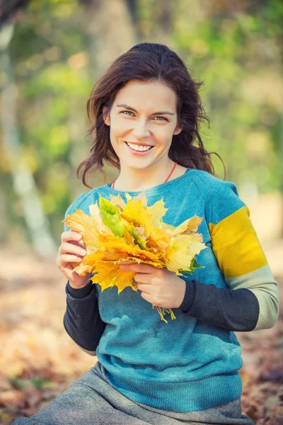 Happy young woman in autumn park — Stock Photo, Image