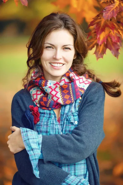 Autunno ritratto di giovane donna alla moda — Foto Stock