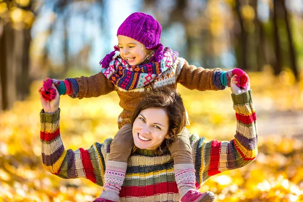 Mutter und Tochter spielen im Herbstpark — Stockfoto